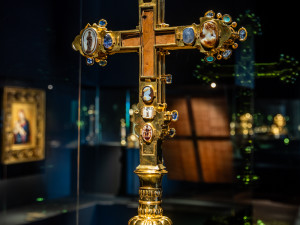 Jízdárna Pražského hradu vystavuje svatovítský poklad doplněný současným uměním