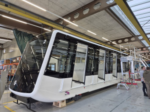 VIDEO: Nové vozy pro petřínskou lanovku už jsou v Česku, na trať je osadí v dubnu