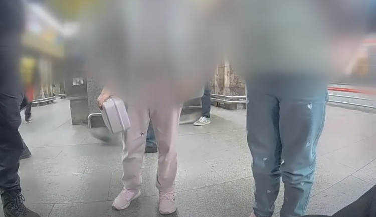 VIDEO: Ztracené školačky v metru