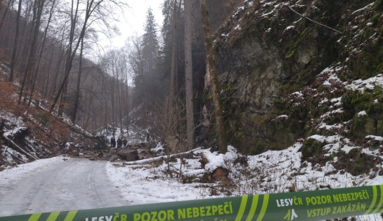 Střelmistři v Moravském krasu odpalem odstranili kus skály, který hrozil pádem