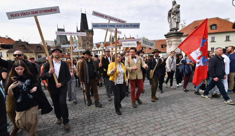 Na Karlově mostě v Praze se dnes koná desátý ročník Vajíčkobraní