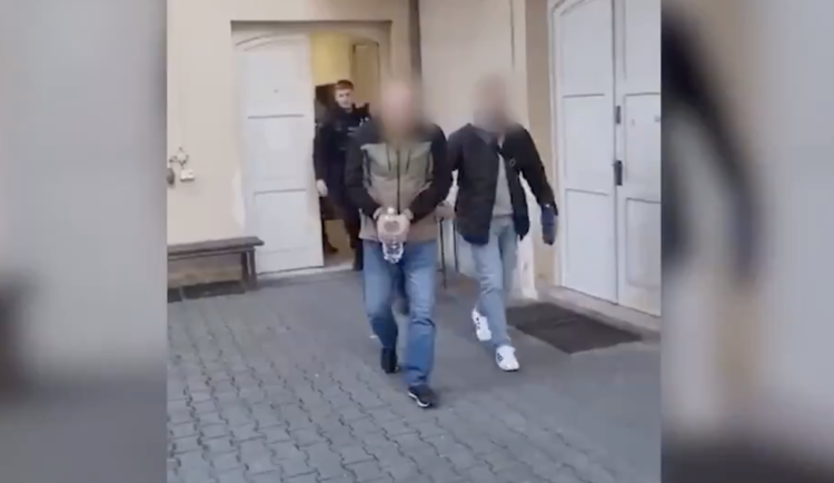 Muž se policii sám přihlásil.