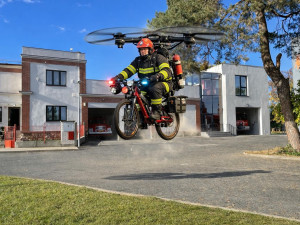 Dvoupatrová tramvaj, létající hasič, bezedná menza. S aprílem si v Praze vyhráli