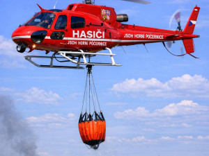 Dvoupatrová tramvaj, létající hasič, bezedná menza. S aprílem si v Praze vyhráli