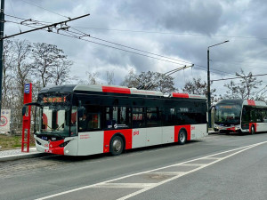 Trolejbusy na nové trati do Jinonic už v rámci zkušebního provozu vozí cestující