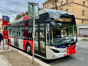 Trolejbusy na nové trati do Jinonic už v rámci zkušebního provozu vozí cestující