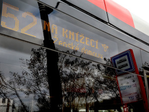 Trolejbusy na nové trati do Jinonic už v rámci zkušebního provozu vozí cestující