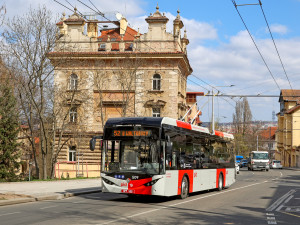 Trolejbusy na nové trati do Jinonic už v rámci zkušebního provozu vozí cestující