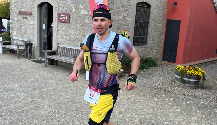 Uběhnout 120 km trať s převýšením 5200 metrů pod 14,5 hodiny? Českolipský hasič to dokázal