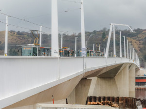 Dvorecký most se otevře za dva týdny. Tramvaje a autobusy zamíří do nových tras