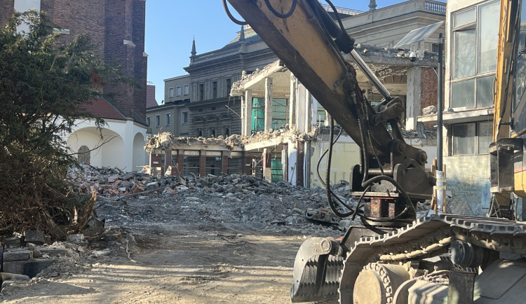 Demolice Slezanky finišuje, dělníci odvážejí trosky. Hotovo má být v ještě dubnu