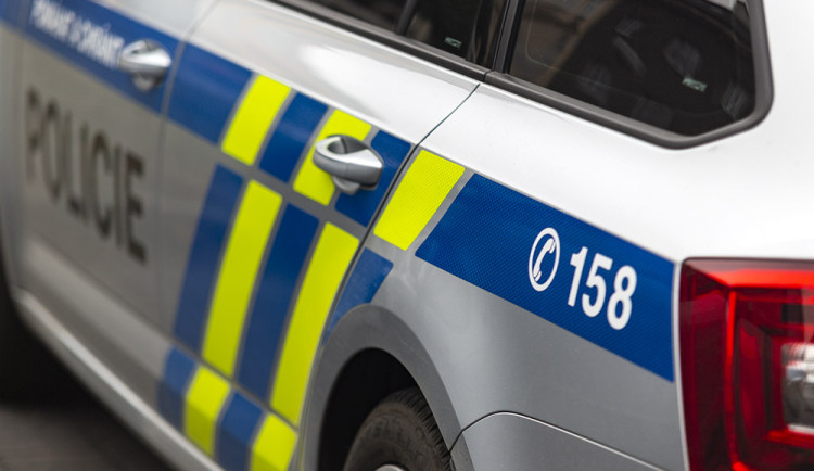 V Praze 4 zasahují pyrotechnici. Neznámý pachatel vážně poškodil dva bankomaty