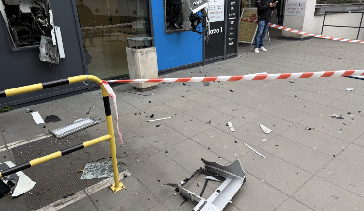 V Praze 4 zasahovali pyrotechnici. Zloději odpálili dva bankomaty a ukradli peníze
