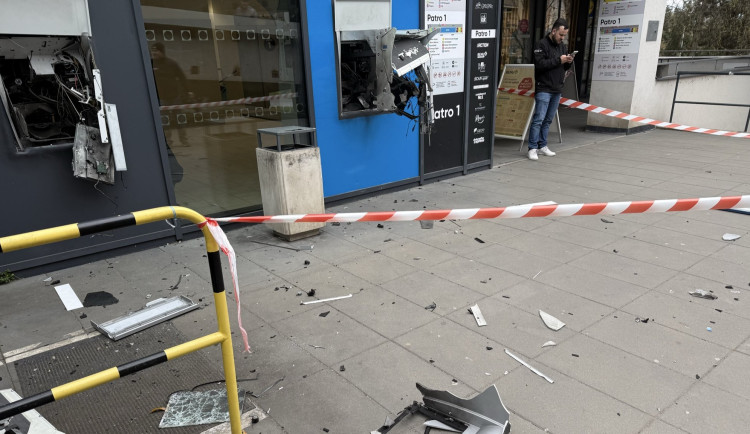 V Praze 4 zasahovali pyrotechnici. Zloději odpálili dva bankomaty a ukradli peníze