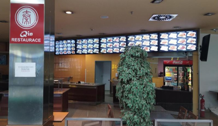 Inspektoři zavřeli kvůli špíně Qin restauraci v Hypermarketu Albert u libereckého bazénu