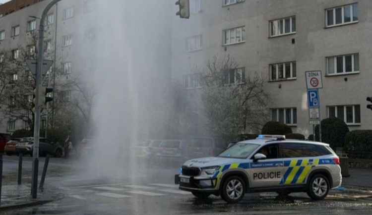 Na Ortenově náměstí tryská ze silnice voda. Policie musela uzavřít dopravu