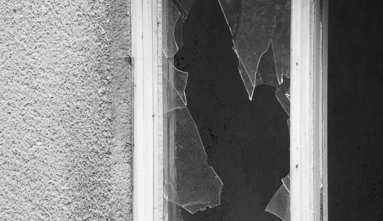 Do neobydleného domu si oknem vlezl pro obrazy, starožitnosti i háčkované klobouky. Lapli ho