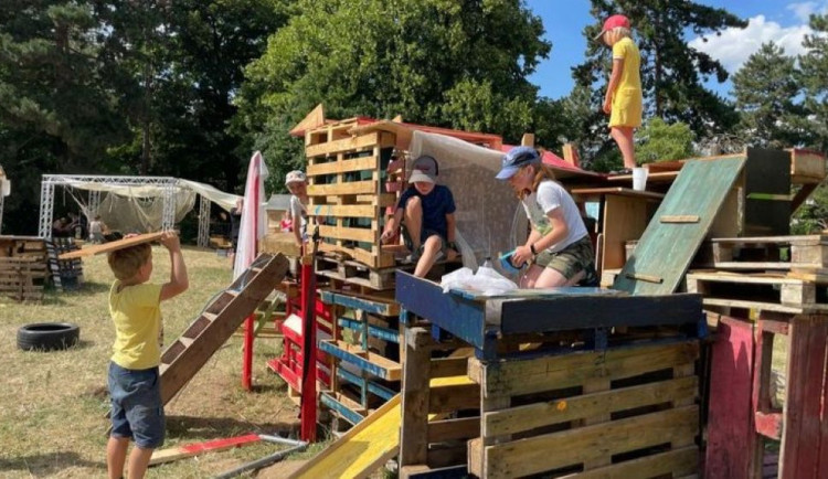 Na Vypichu se otevírá stálé dobrodružné hřiště. Děti si samy mohou postavit bunkry a domečky
