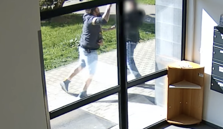 Napadený muž má poraněný mozek.