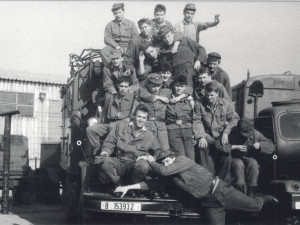 Na vozidle ZIL R-140. Napravo skříňová Praga V3S v úpravě SUD 1 - spojovací uzel divize.