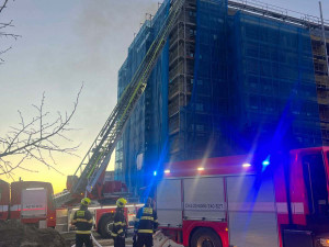 Na radnici Prahy 15 jsou po požáru škody za miliony. Vytopeno je sedm pater kanceláří