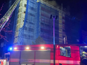 Na radnici Prahy 15 jsou po požáru škody za miliony. Vytopeno je sedm pater kanceláří