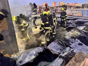 Na radnici Prahy 15 jsou po požáru škody za miliony. Vytopeno je sedm pater kanceláří