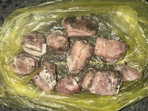 V Holešovicích řádí vrah psů. V parku poházel kusy masa plné hřebíků