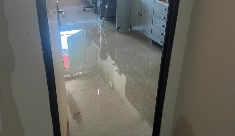 Vytopeny jsou kanceláře v sedmi patrech.