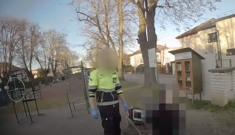 Žena si nechala zavolat záchranáře a pak se jim vysmála