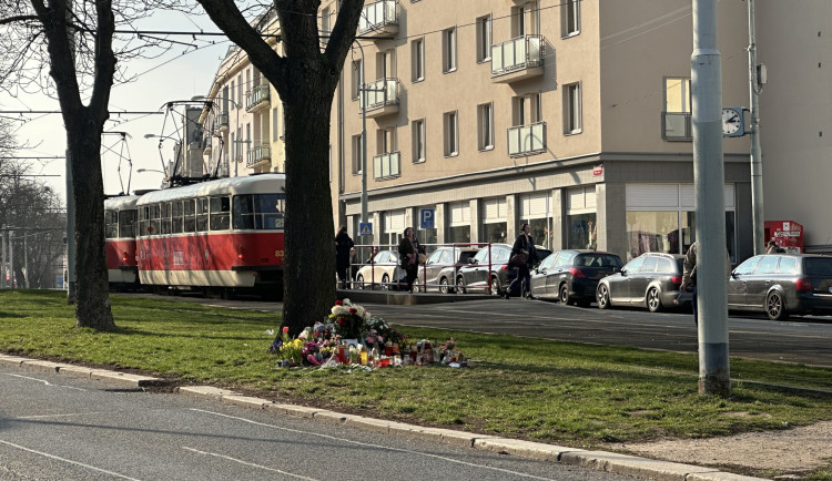 U místa nehody bylo několik dní pietní místo.