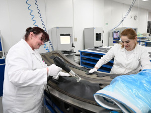 V Praze vyrábí pro nejznámější letadla světa. Teď hledají posily