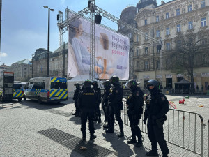 FOTO: Praha se rozdělila na dva tábory. Protestovalo se za práva žen i proti potratům