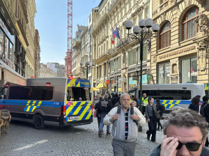 FOTO: Praha se rozdělila na dva tábory. Protestovalo se za práva žen i proti potratům