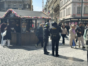 FOTO: Praha se rozdělila na dva tábory. Protestovalo se za práva žen i proti potratům