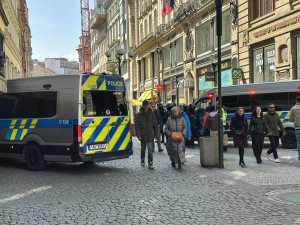 FOTO: Praha se rozdělila na dva tábory. Protestovalo se za práva žen i proti potratům