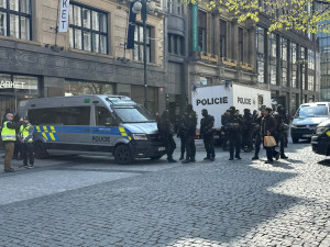 FOTO: Praha se rozdělila na dva tábory. Protestovalo se za práva žen i proti potratům