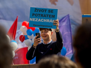 FOTO: Vztyčené prostředníčky i pískot. Pochod pro život v Praze opět rozvířil emoce