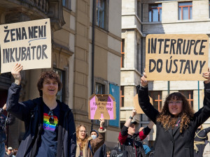FOTO: Vztyčené prostředníčky i pískot. Pochod pro život v Praze opět rozvířil emoce