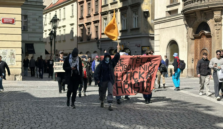 FOTO: Praha se rozdělila na dva tábory. Protestovalo se za práva žen i proti potratům