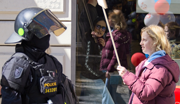 FOTO: Pískot i zásah policie. Pochod pro život v Praze opět rozvířil emoce