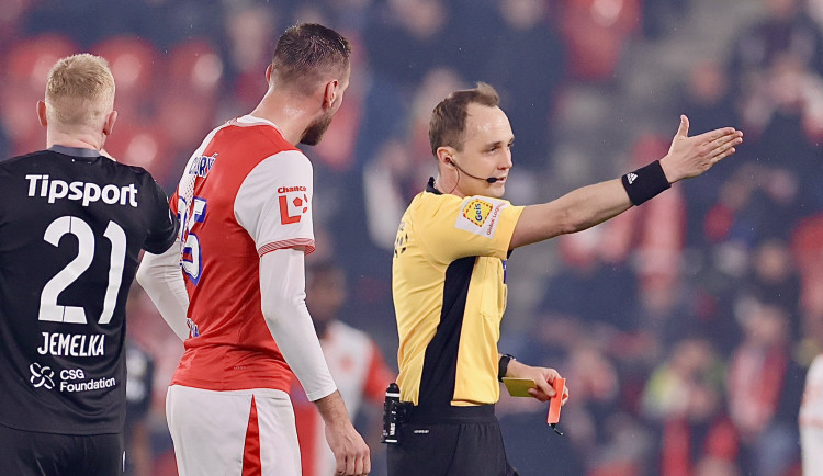 Slavia podá protest proti červené za Chorého plivnutí. Samovolné uvolnění sliny, říká klub