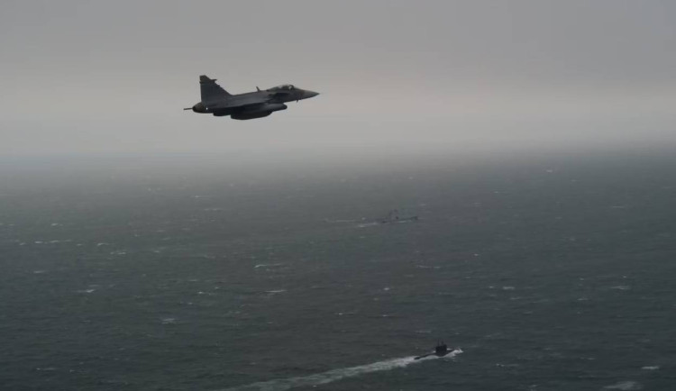 Ruská ponorka u Švédska: Gripeny ji doprovázely, uvádí resort