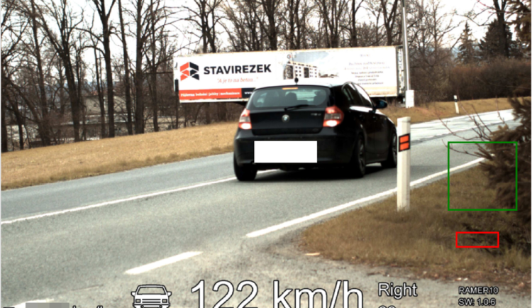 Přes sto dvacet v obci. Řidiče BMW zastavili policisté až na obchvatu Solnice