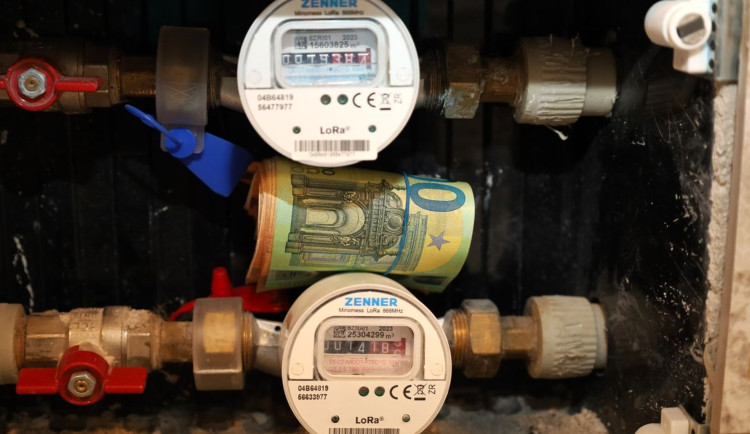 Nečekaný objev při opravách. Cizinec si v pronajatém bytě do zdí schoval drogy a peníze