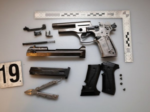 Nečekaný objev při opravách. Cizinec si v pronajatém bytě do zdí schoval drogy a peníze