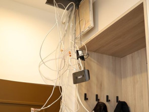 Nečekaný objev při opravách. Cizinec si v pronajatém bytě do zdí schoval drogy a peníze