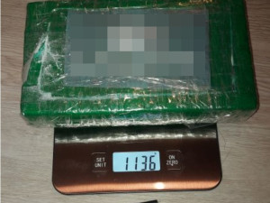 Nečekaný objev při opravách. Cizinec si v pronajatém bytě do zdí schoval drogy a peníze