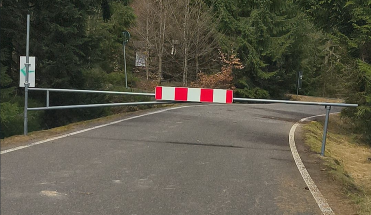 Dnes o půlnoci se po zimní uzavírce opět otevře silnice přes Souš