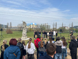 V parku na Jižním Městě odhalili památník místním obětem holokaustu